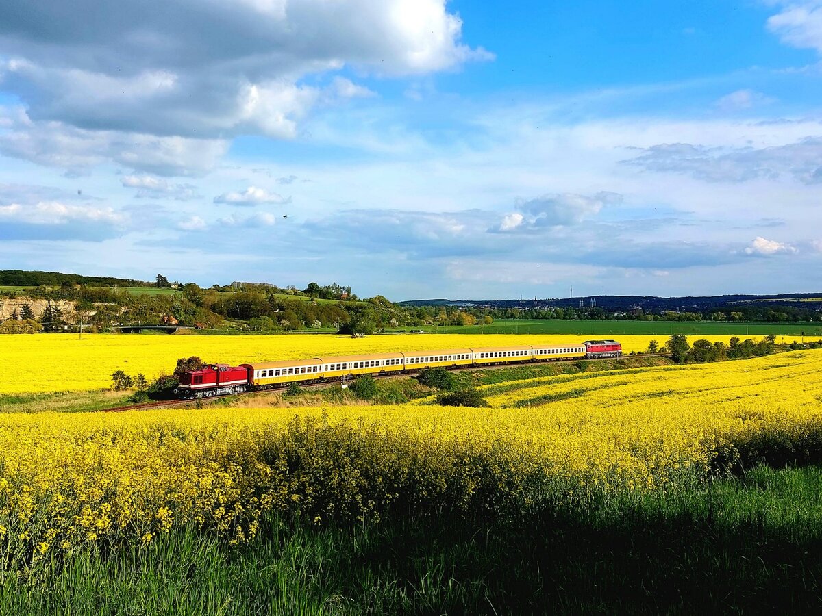 EBS 110 001-5 (seit Naumburg Hbf am Zug) mit einer Leerwagenüberführung von Erfurt Hbf nach Karsdorf, am 06.05.2022 bei Kleinjena. Am Zugschluss hängt die EBS 132 334-4, die mit dem Zug im Rahmen eines  Fahrplan Bearbeitungs System-Anwendertreffen  in Thüringen unterwegs war. (Foto: Andre Marek)