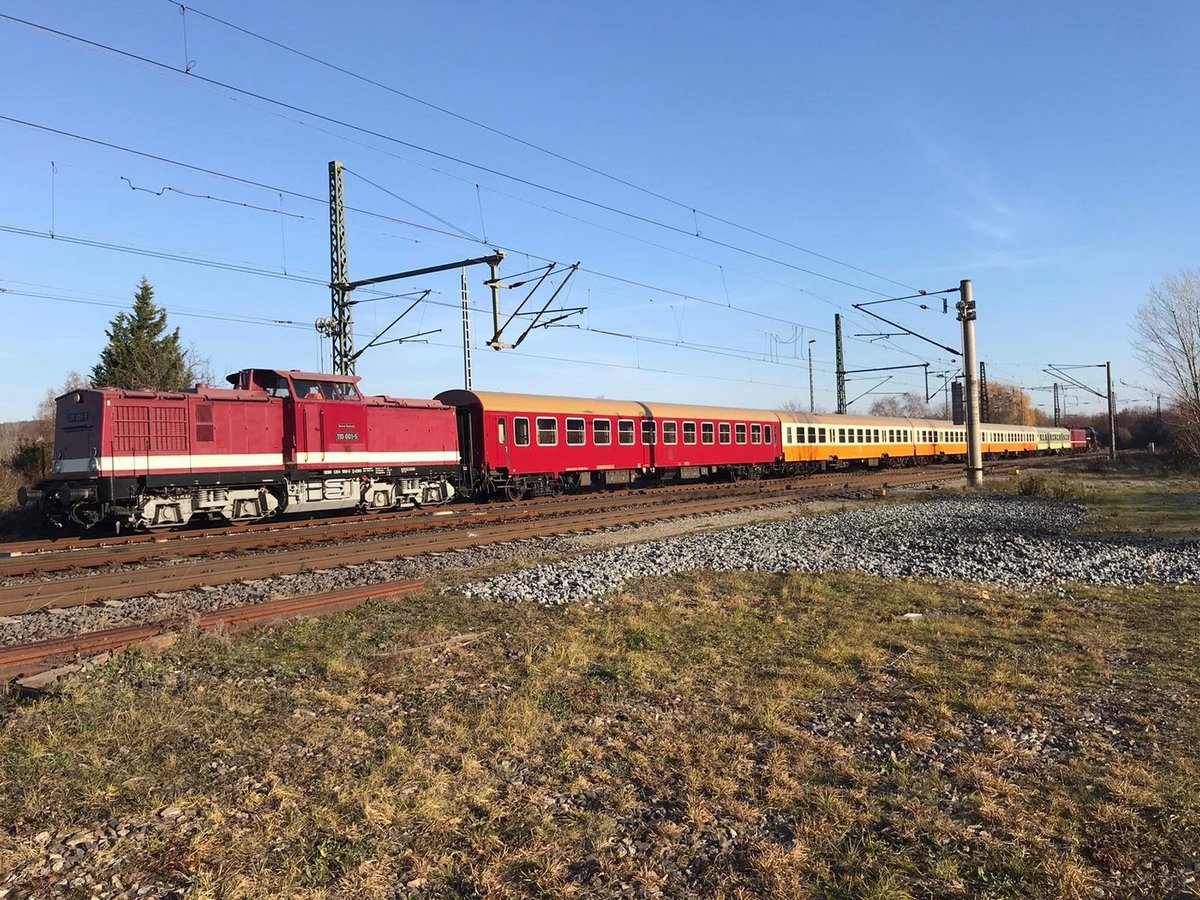 EBS 110 001-5 war am 05.12.2019 in Naumburg Hbf mit diesem Wagenpark nach Karsdorf unterwegs. (Foto: Wolfgang Krolop)