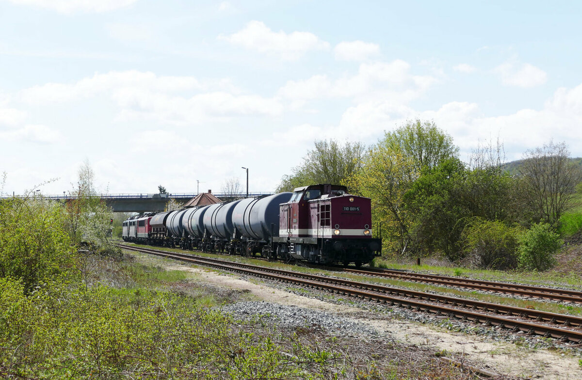EBS 110 001-5 war am 03.05.2021 in Freyburg mit Kesselwagen, einem Getreidewagen, einer 155er und 2x 140er am Schluss nach Karsdorf unterwegs. (Foto: Wolfgang Krolop)