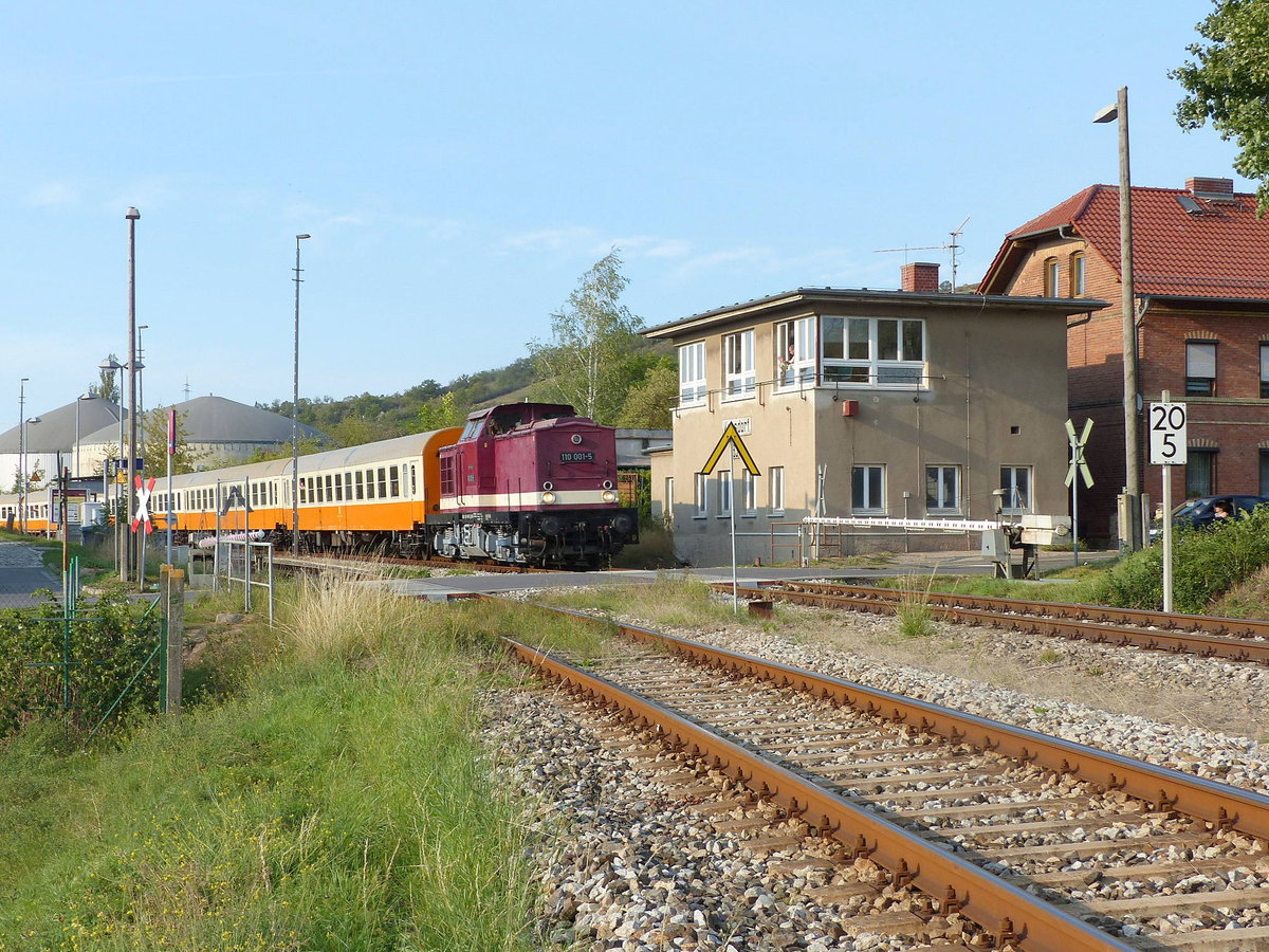 EBS 110 001-5 zieht am 12.09.2020 den DPE 30142 aus Wei�enfels aus dem Karsdorfer Bbf in den Anschluss der Erfurter Bahnservice GmbH in Karsdorf. Hier zu sehen am Stellwerk B3.