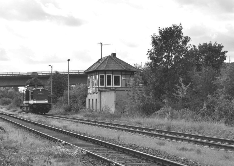 EBS 110 001 als Tfzf von Naumburg Hbf nach Karsdorf, am 10.09.2020 in Freyburg Bbf. Die Lok hatte f�nf St�dteexpresswagen nach Naumburg gebracht, die mit der FWK 156 002 weiter nach Erfurt gingen. (Foto: Thomas Fritzsche)
