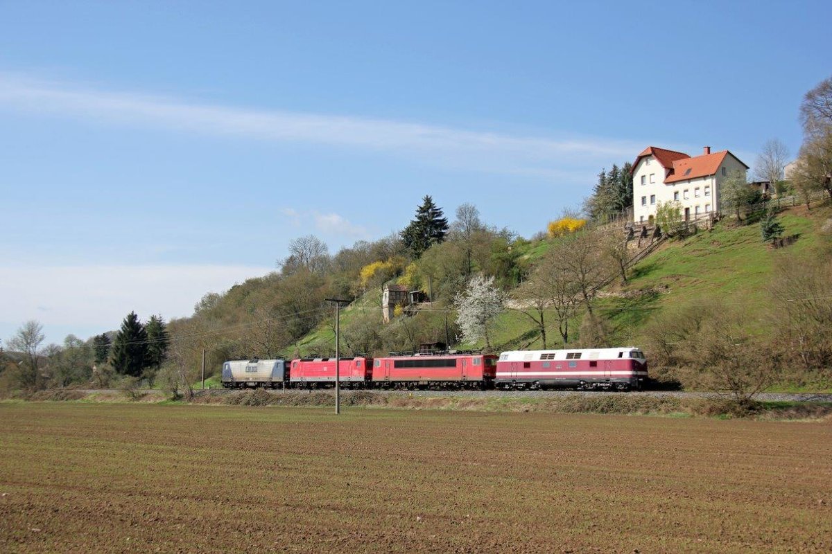 EBS 118 719 + 155 239 + DB 143 065 + RBH 143 950 als Lokzug nach Karsdorf, am 14.04.2018 bei Roßbach​. (Foto: Wolfgang Krolop​)
