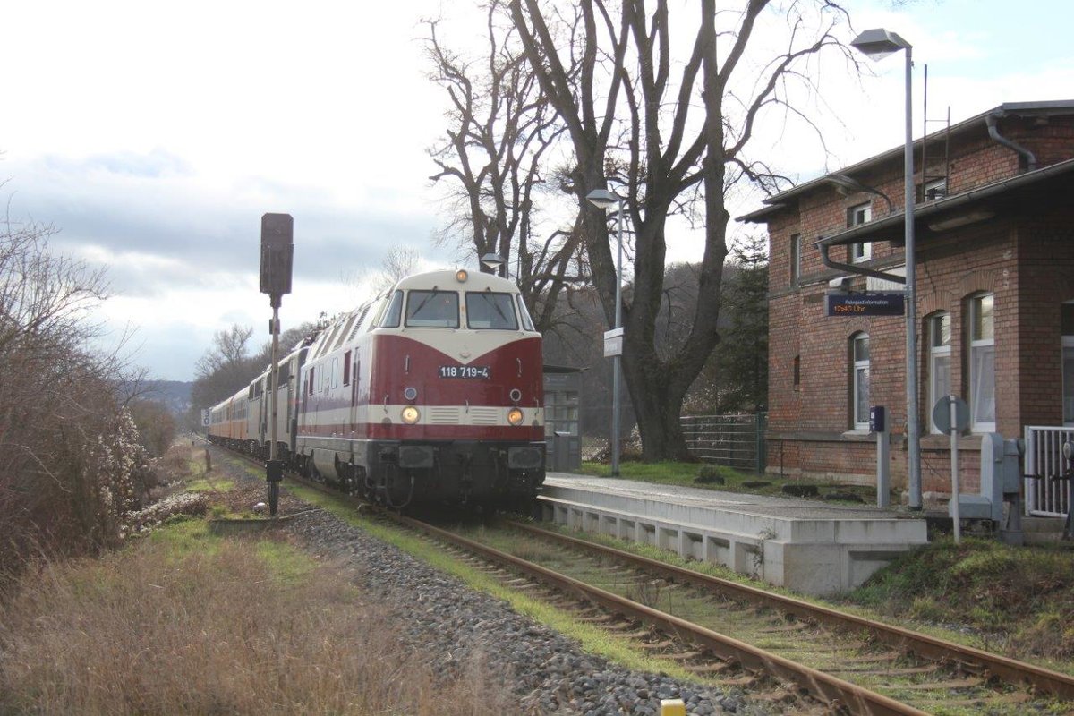 EBS 118 719-4 + 140 811-1 + 140 789-9 und 155 007-8 am Zuhschluss mit dem DLr 62146 von Erfurt Gbf nach Karsdorf, am 07.01.2019 in Kleinjena. (Foto: Wolfgang Krolop)
