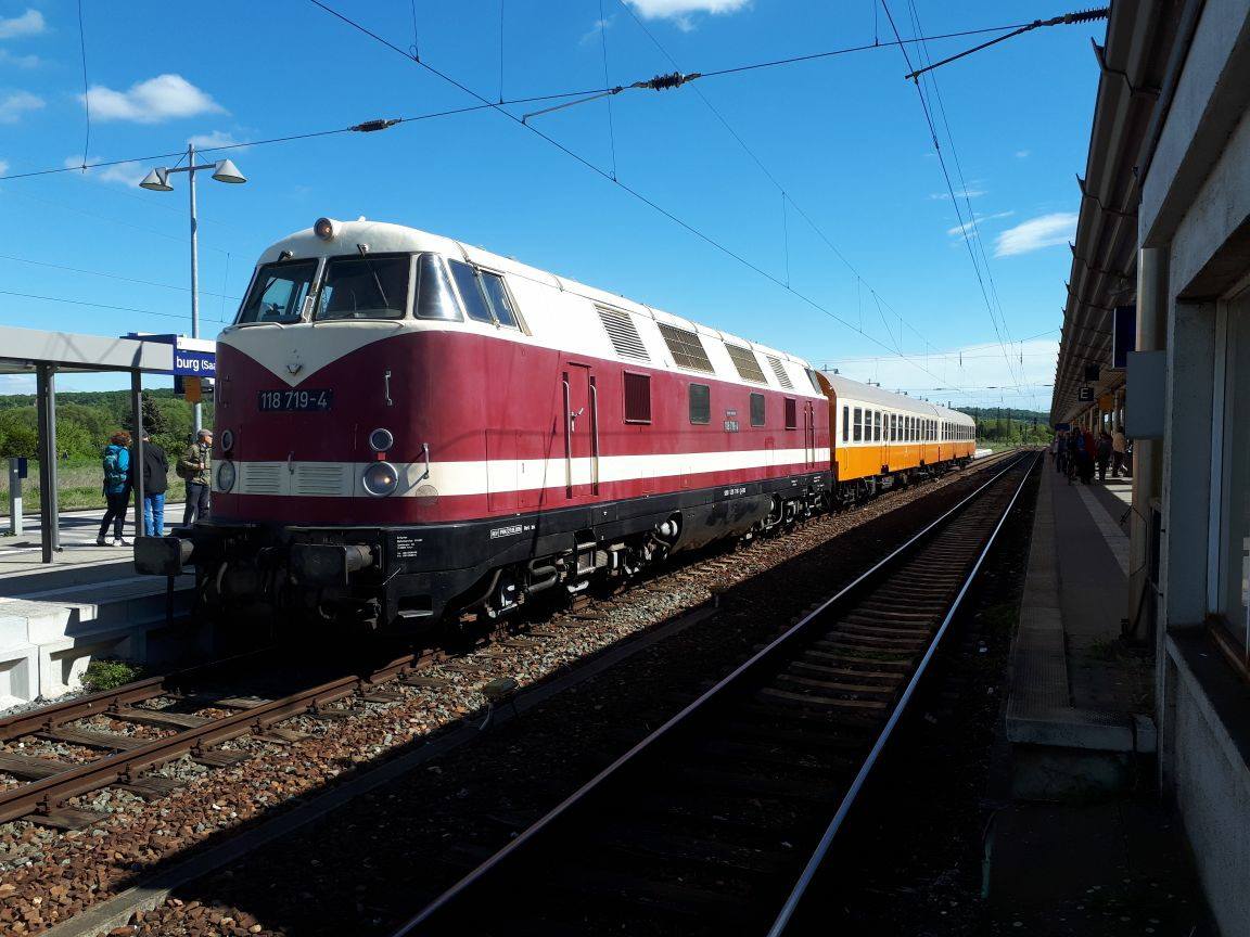 EBS 118 719-4 mit dem DPE 24135  Finne-Unstrut-Xpress  von Sömmerda nach Balgstädt, am 01.05.2018 in Naumburg Hbf. (Foto: Peter Grauke)