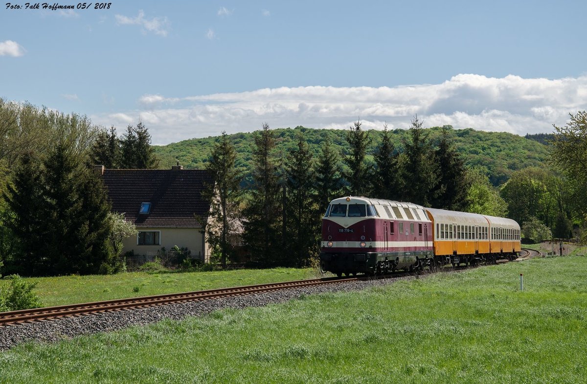 EBS 118 719-4 mit dem DLr 24135 nach Karsdorf, am 01.05.2018 in Balgstädt. (Foto: Falk Hoffmann)