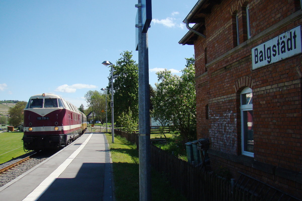 EBS 118 719-4 mit dem DPE 24135  Finne-Unstrut-Xpress  aus Sömmerda, am 01.05.2018 bei der Einfahrt in Balgstädt. (Foto: Günther Göbel)