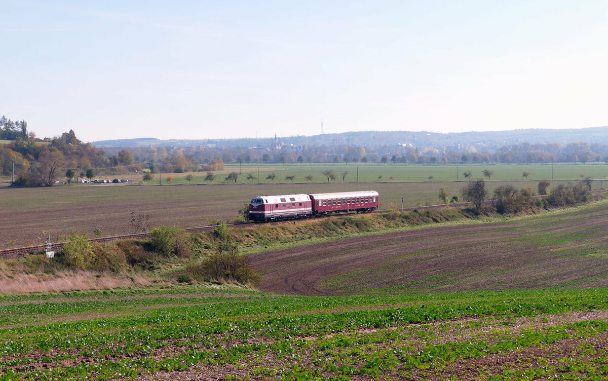 EBS 118 719-4 mit dem  DGS 92790 von Zeitz nach Karsdorf, am 29.10.2021 bei Kleinjena. Bei dem Mitropawagen handelt es sich um einen Liegewagen der Bauart Bom. (Foto: Wolfgang Krolop)