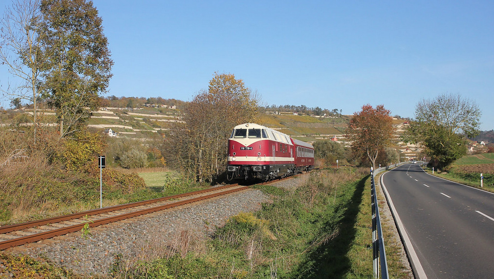 EBS 118 719-4 mit einer Mitropa-Wagenüberführung nach Karsdorf, am 29.10.2021 bei Balgstädt. (Foto: Karsten Fuchs)