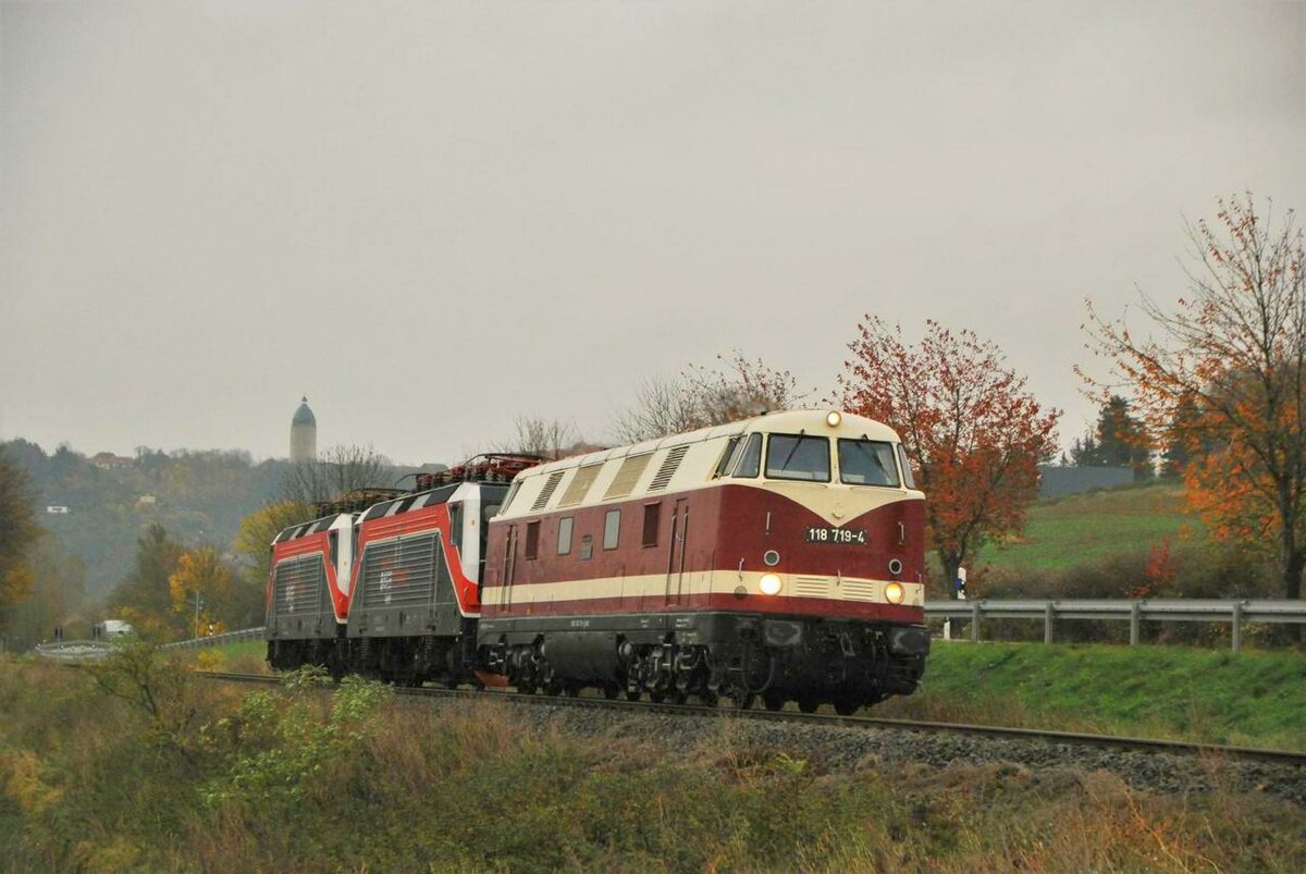EBS 118 719-4 überführte am 05.11.2021 ab Naumburg Hbf die FWK 143 056-0 + 143 124-6 von Erfurt nach Karsdorf. Hier ist der Lokzug bei Balgstädt unterwegs. (Foto: Dampflok015)