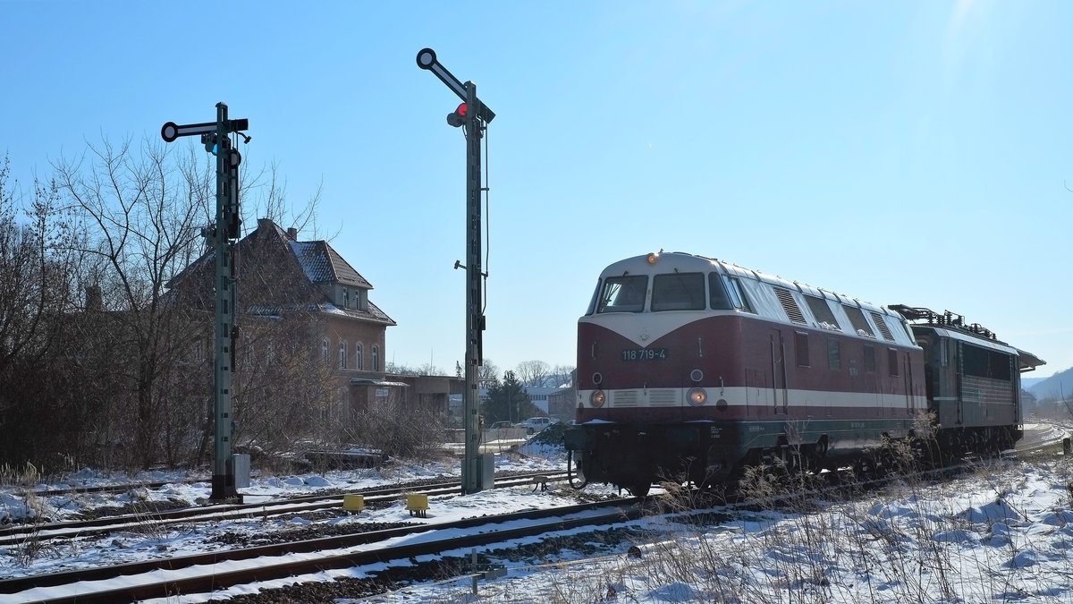 EBS 118 719 mit der EBS 155 007 als Tfzf von Naumburg nach Karsdorf, am 19.03.2018 bei der Ausfahrt in Laucha. (Foto: Heiko Kern)