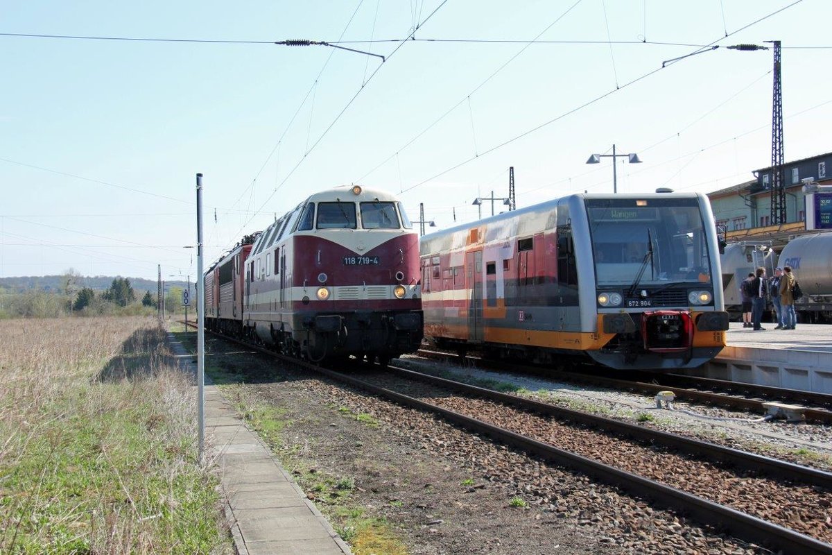 EBS 118 719 mit einem Lokzug nach Karsdorf und Burgenlandbahn 672 904 als RB 26870 (Naumburg Ost - Wangen), am 14.04.2018 in Naumburg Hbf. (Foto: Wolfgang Krolop)