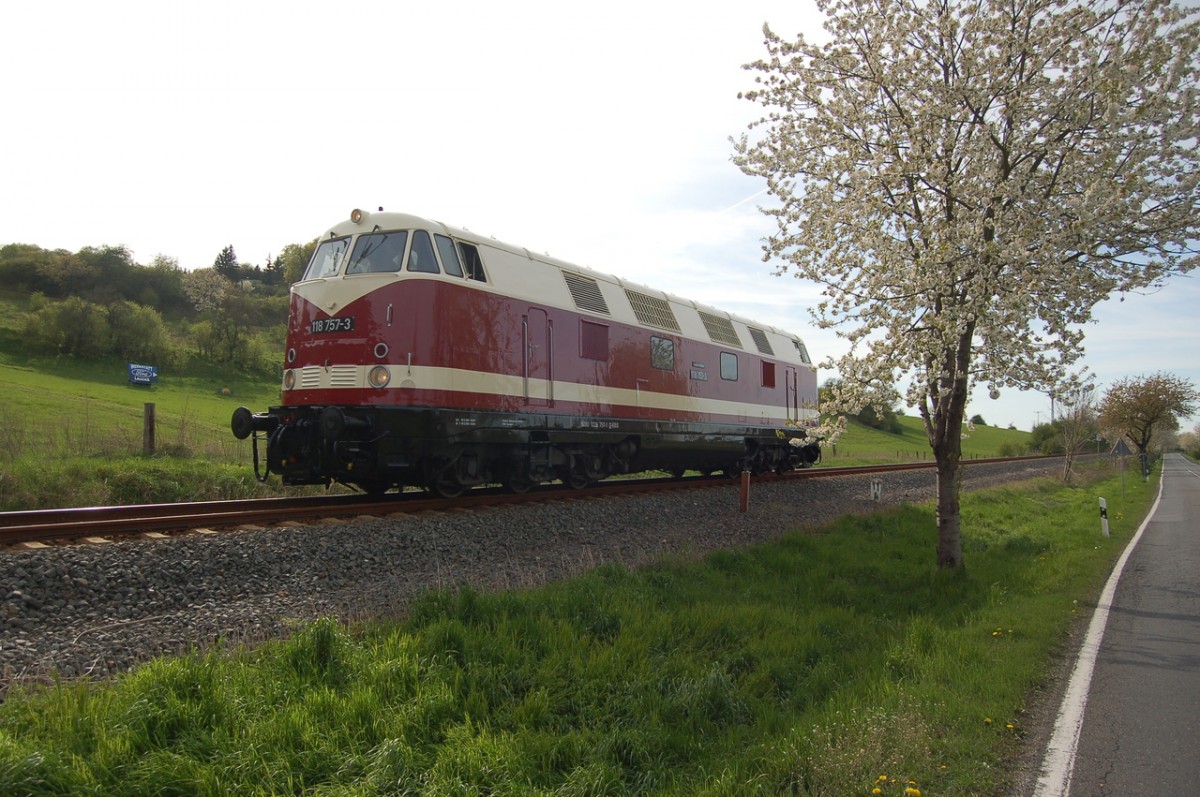EBS 118 757-3 w�hrend ihrer 1. Fahrt im neuen Lack von Karsdorf nach Weimar, am 17.04.2014 am Hohn bei Laucha. (Foto: dampflok015)
