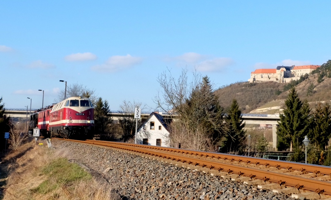 EBS 118 757-4 + 142 110-6 + 142 145-2 als Tfzf von Karsdorf nach Naumburg Hbf, am 25.02.2015 in Ni�mitz. (Foto: Heiko Kern)