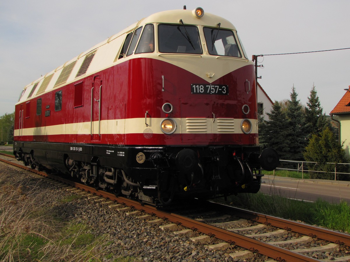 EBS 118 757 (92 80 1228 757-1 D-EBS) w�hrend ihrer Premierenfahrt im neuen Lack, am 17.04.2014 auf der Unstrutbahn in Laucha.