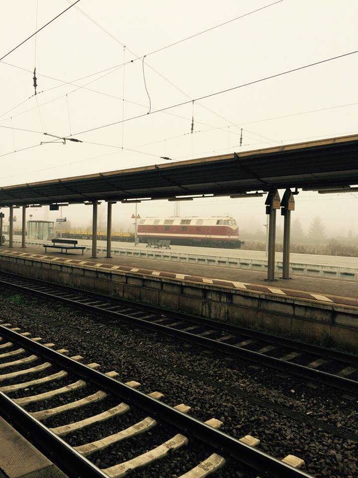 EBS 118 757 mit Flachwagen aus Karsdorf, am 12.11.2014 in Naumburg Hbf. (Foto: Wolfgang Krolop)
