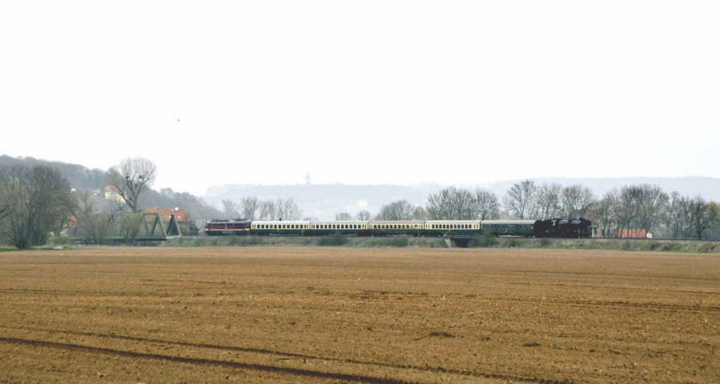EBS 132 293-2 mit dem RC 16992  Rotkäppchen-Express I  von Neustadt (Orla) nach Freyburg und weiter zur Abstellung nach Karsdorf, am 24.03.2019 bei Roßbach. Die Diesellok ist seit Naumburg Hbf am Zug und am Ende ist die 41 1144-9 der IGE Werrabahn zu sehen, die den Sonderzug bis Naumburg bespannte. (Foto: Thomas Fritzsche)