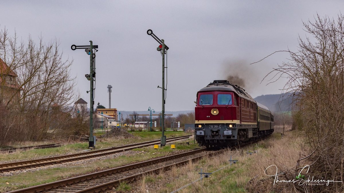EBS 132 293-2 mit dem leeren  Rotkäppchen-Express I  Lr 16992 von Freyburg zur Abstellung nach Karsdorf, am 24.03.2019 bei der Ausfahrt in Laucha. (Foto: Thomas Schlesinger)