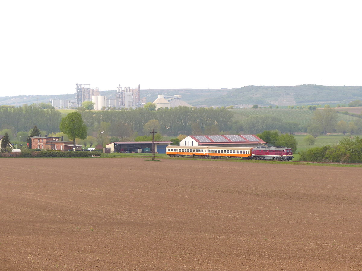 EBS 132 293-2 mit dem DPE 62149  Finne-Unstrut-Xpress  von Karsdorf nach S�mmerda, am 01.05.2019 bei Kirchscheidungen.