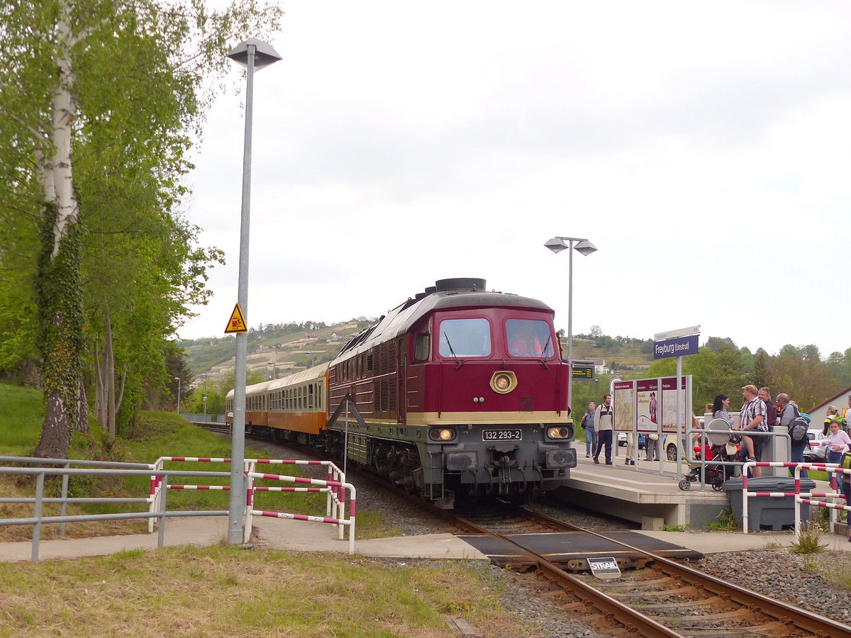 EBS 132 293-2 mit dem DPE 62149  Finne-Unstrut-Xpress  von Karsdorf nach S�mmerda, am 01.05.2019 am Hp Freyburg, wo die Fahrg�ste zur R�ckfahrt wieder zugestiegen sind.