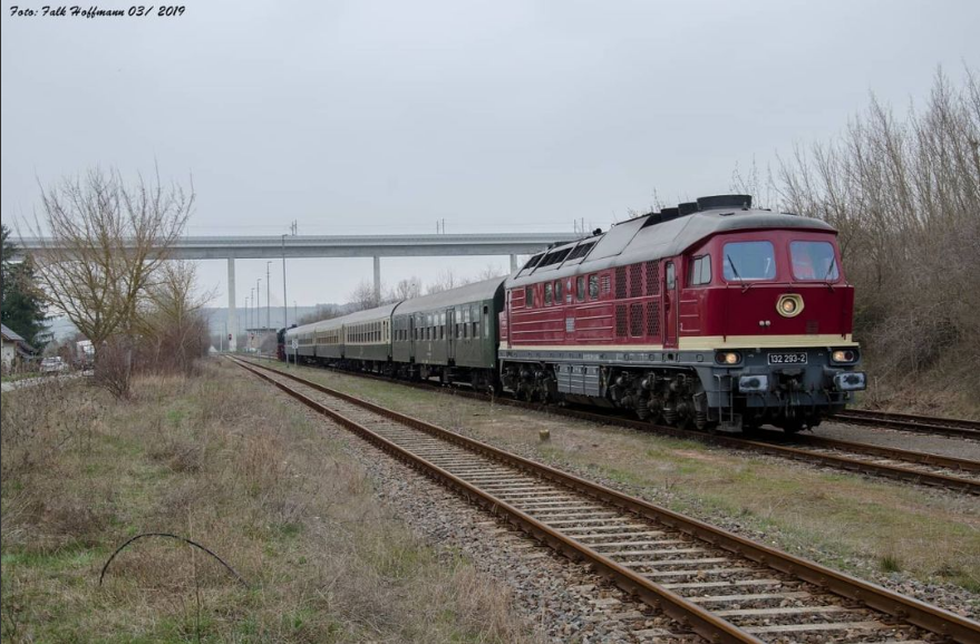 EBS 132 293-2 mit dem Lr 16993 nach Freyburg, am 24.03.2019 in Karsdorf Bbf. Ab Freyburg verkehrt der Zug als RE 16993  Rotkäppchen-Express I  zurück nach Neustadt (Orla). (Foto: Falk Hoffmann)