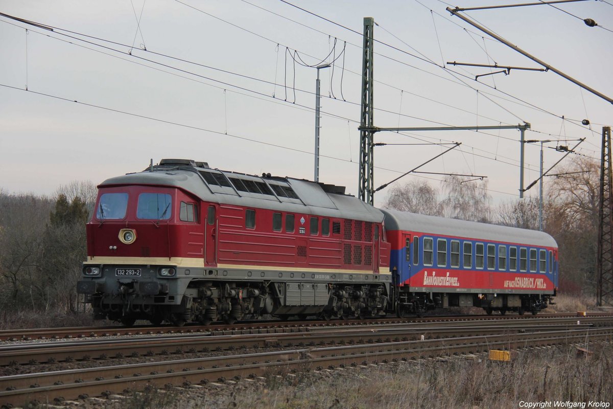EBS 132 293-2 mit einem BTE-Wagen, am 16.12.2018 beim pausieren in Naumburg Hbf. (Foto: Wolfgang Krolop)