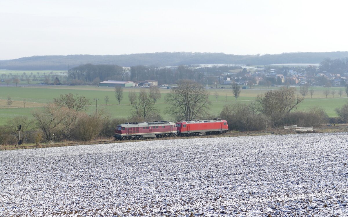 EBS 132 334-4 + 156 001-0 am 20.01.2023 bei Nißmitz auf der Fahrt nach Karsdorf. (Foto: Wolfgang Krolop)
