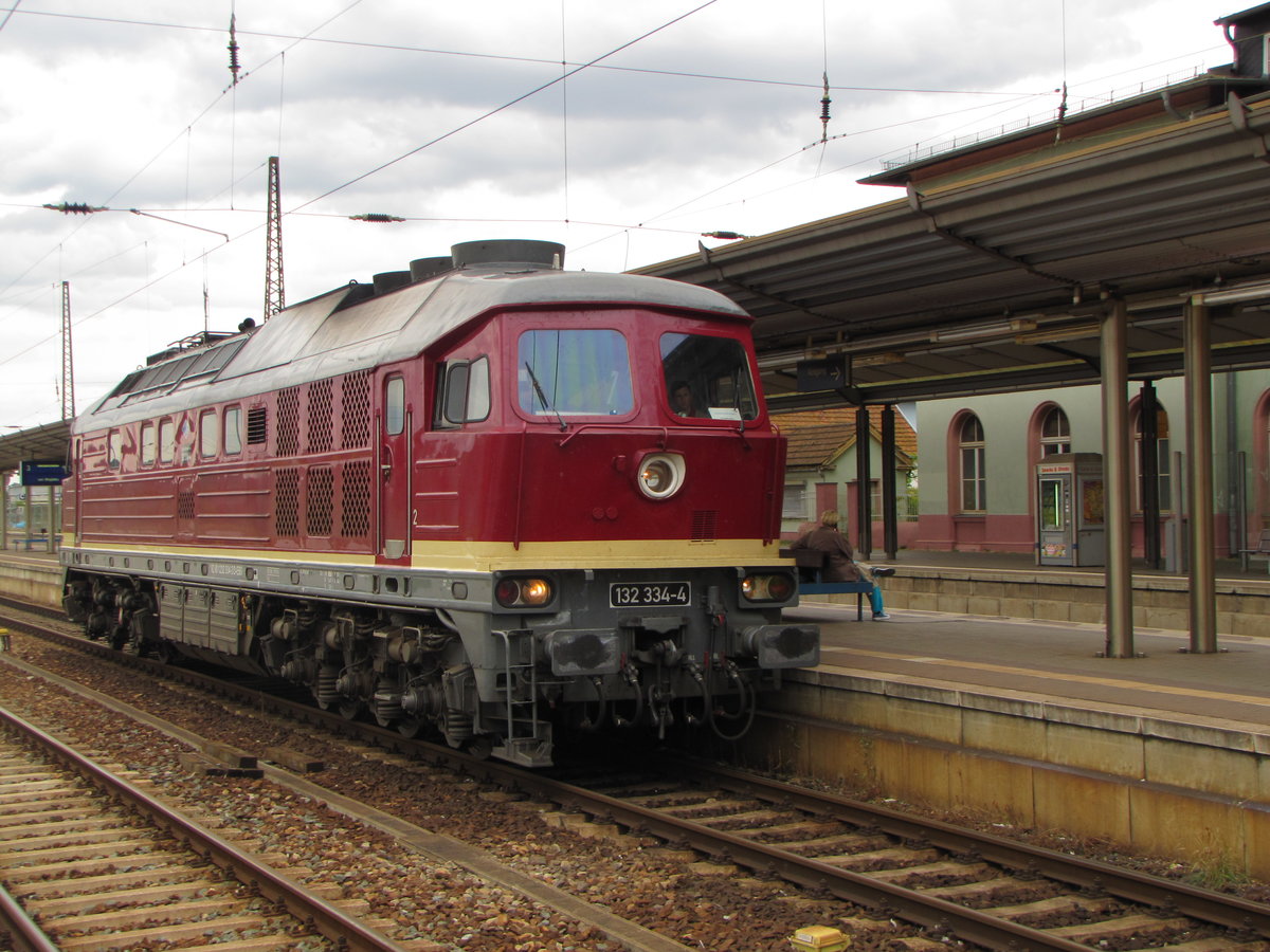 EBS 132 334-4 am 20.08.2016 beim umsetzen in Naumburg (S) Hbf. Sie verkehrte an dem Tag mehrmals mit dem   FahrradExpress  auf der Unstrutbahn zwischen Naumburg und Karsdorf.