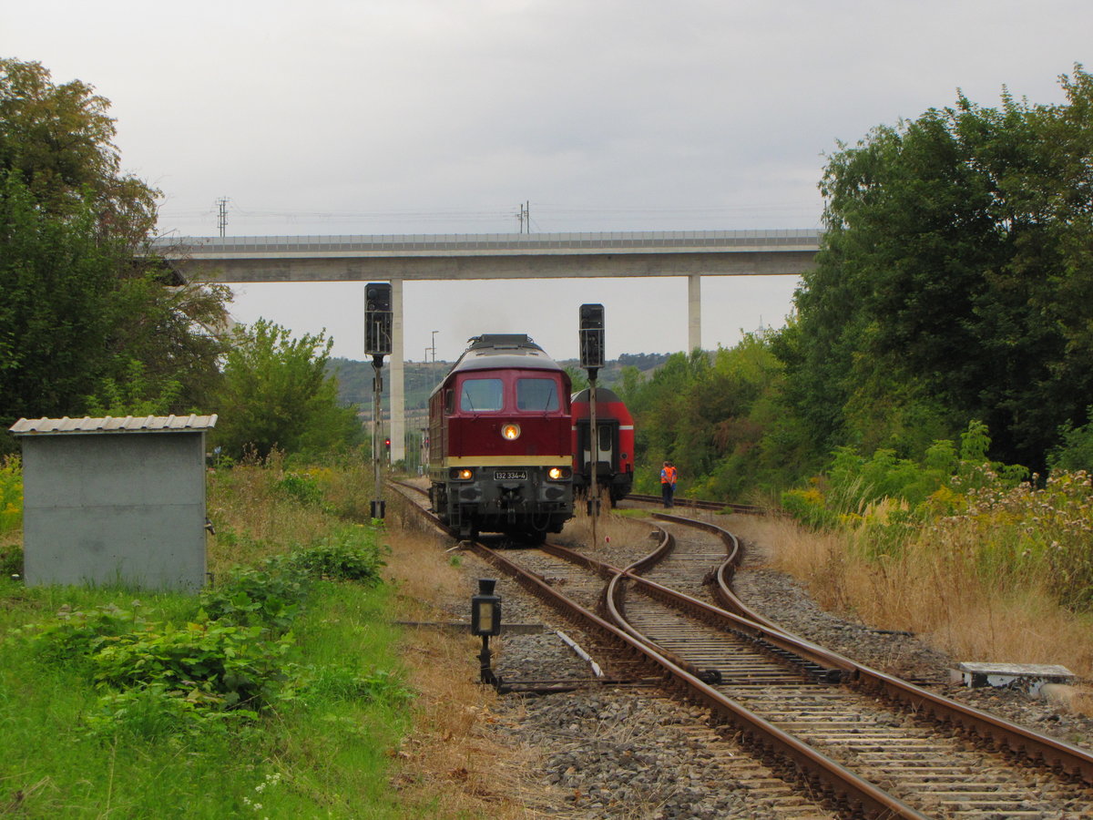 EBS 132 334-4 am 20.08.2016 beim umsetzen in Karsdorf Bbf. Sie pendelte an dem Tag mit zwei Doppelstockwagen im Sonderzugverkehr mehrmals zwischen Karsdorf und Naumburg (S) Hbf. Im Hintergrund �berspannt die Unstruttalbr�cke der Neubaustrecke Erfurt - Halle/Leipzig das Unstruttal. 