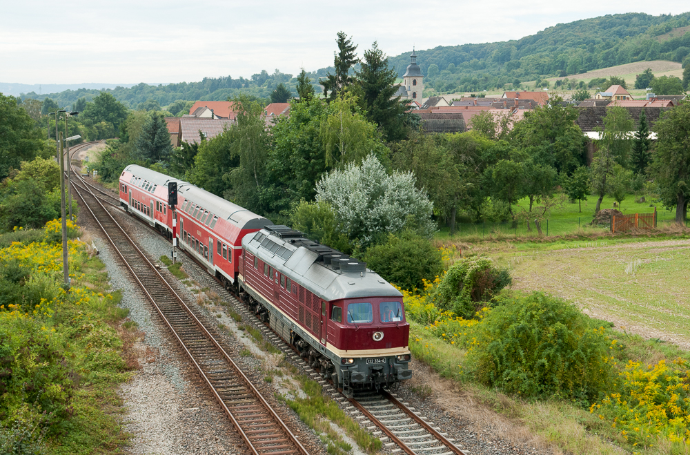 EBS 132 334-4 erreicht am 20.08.2016 mit dem ersten  Fahrrad-Express  DPE 24871 aus Naumburg Hbf den ehem. Bahnhof Freyburg. Nach der Zugkreuzung mit der Burgenlandbahn wird die Fahrt nach Karsdorf fortgesetzt. Der Sonderzug ist am Morgen in Leipzig Hbf gestartet und verkehrte zum 11. Unstrutbahnfest und 7. Unstrutradwandertag in Laucha. (Foto: Silvio Vernaldi)