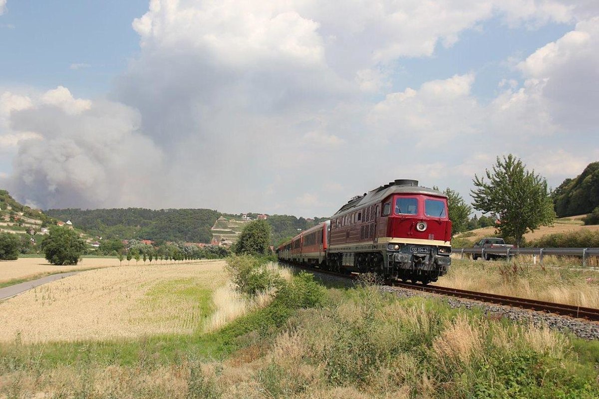 EBS 132 334-4 mit 4 Triebwagen der BR 628 aus Ulm, am 17.07.2018 bei Balgstädt. (Foto: Wolfgang Krolop)
