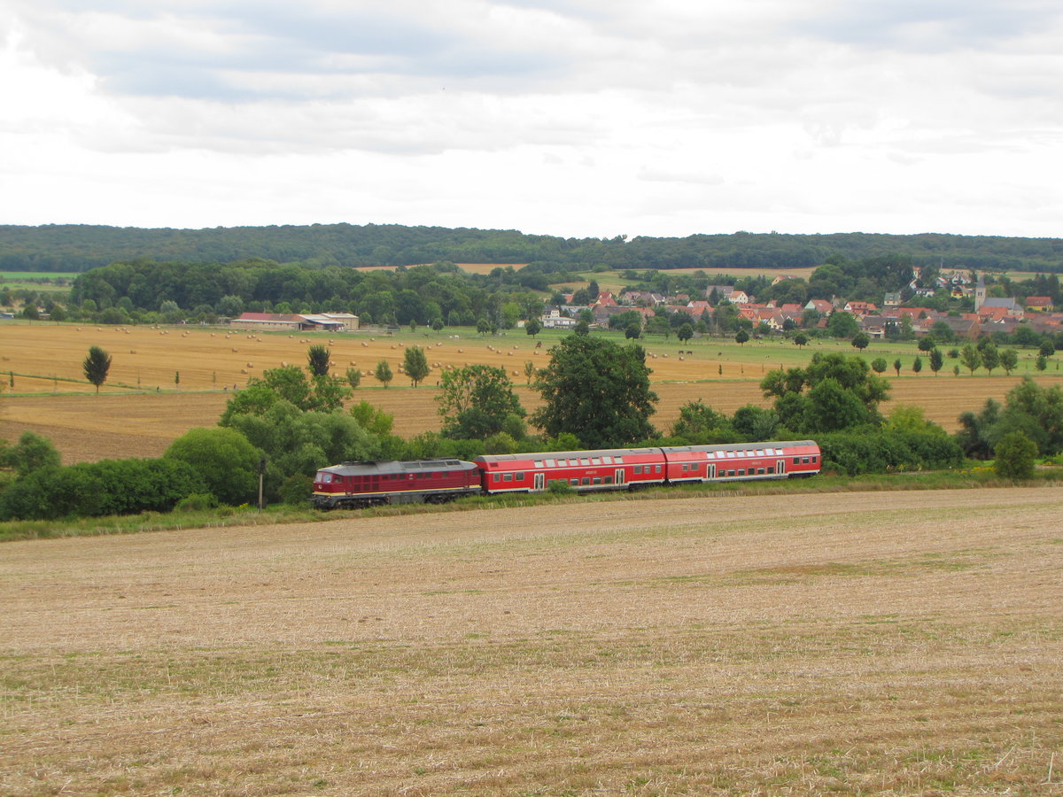 EBS 132 334-4 mit dem DPE 74386 von Naumburg Hbf nach Karsdorf, am 20.08.2016 auf der Unstrutbahn bei Freyburg. 