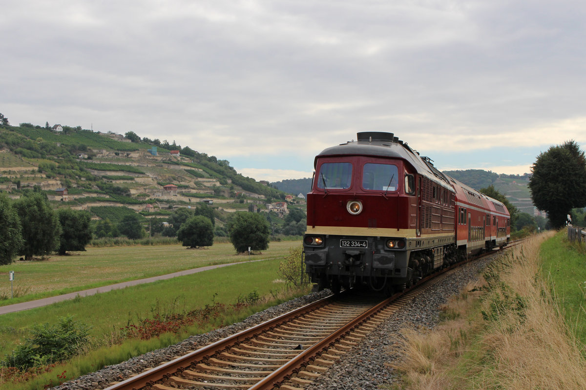 EBS 132 334-4 mit dem DPE 24871 von Naumburg Hbf nach Karsdorf, am 20.08.2016 zwischen Freyburg und Balgstädt. (Foto: Jens-Peter Ruske).