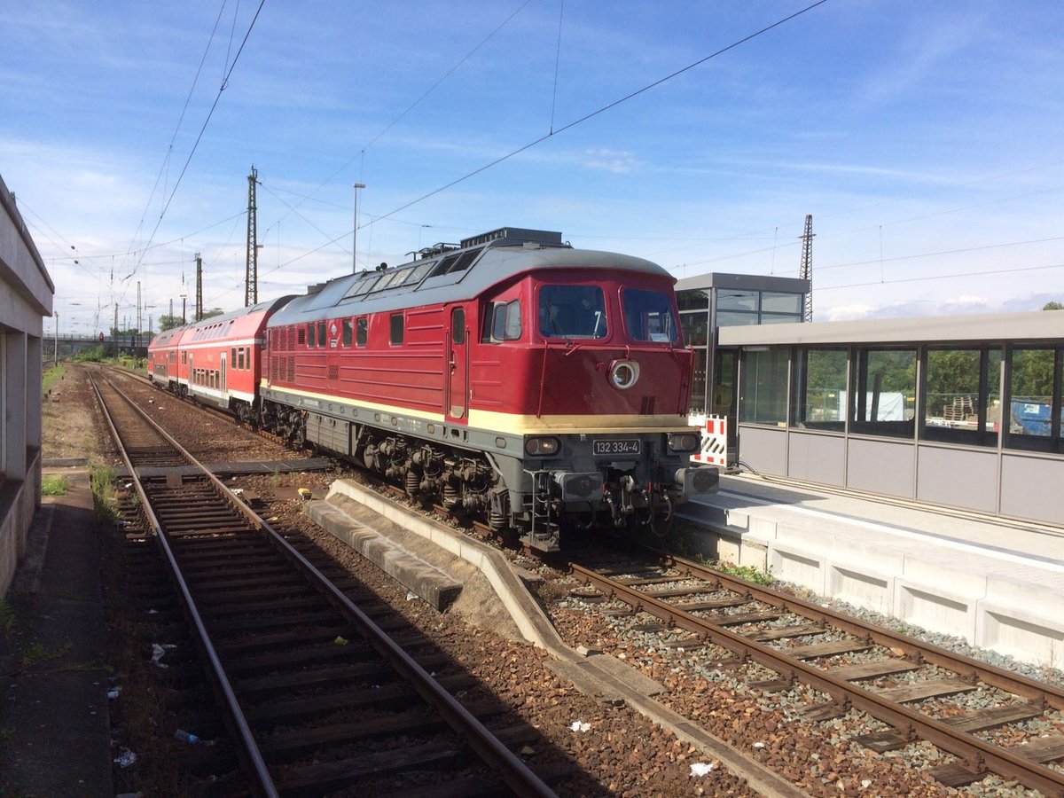 EBS 132 334-4 mit dem DPE 74381  FahrradExpress  aus Karsdorf, am 20.08.2016 bei der Einfahrt in Naumburg Hbf. (Foto: Peter Grauke)