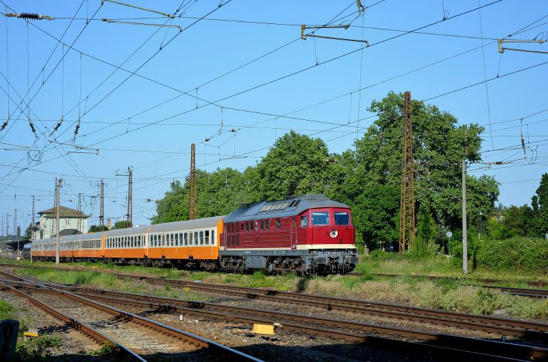 EBS 132 334-4 mit dem  Städteexpress  DPE 20058 von Ostseebad Binz nach Erfurt Hbf, am 21.05.2018 in Naumburg Hbf. (Foto: dampflok015)