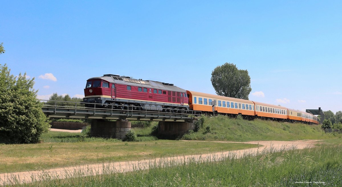 EBS 132 334-4 mit dem DLr 20055 von Erfurt Gbf nach Karsdorf, am 22.05.2018 bei Roßbach. (Foto: Matthias Oerlecke) 