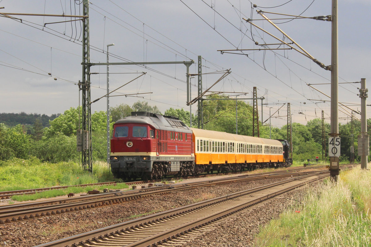 EBS 132 334-4 mit dem DPE 62090 nach Sömmerda, am 08.06.2019 in Naumburg Hbf. Der Sonderzug pendelte anlässlich der Saale-Weinmeile mehrmals zwischen Naumburg und Sömmerda. (Foto: Jens-Peter Ruske)