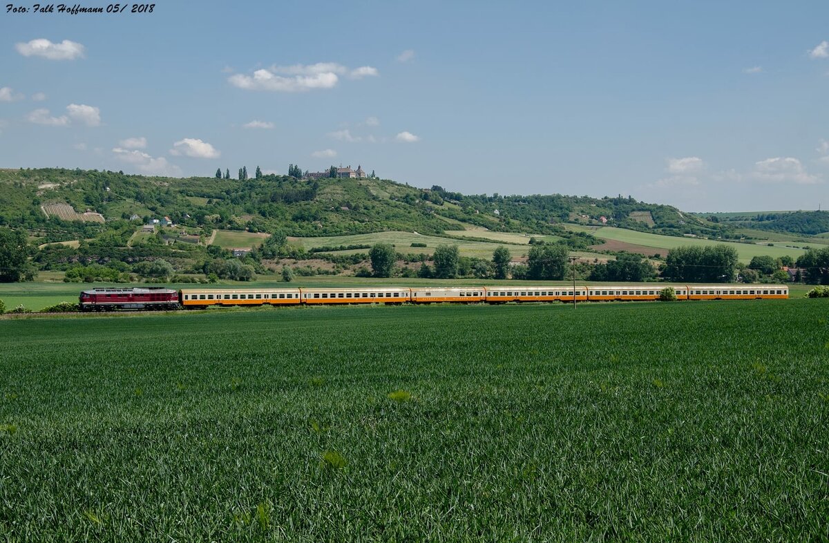 EBS 132 334-4 mit dem DLr 20055 von Erfurt Gbf nach Karsdorf, am 22.05.2018 bei Kirchscheidungen. (Foto: Falk Hoffmann)