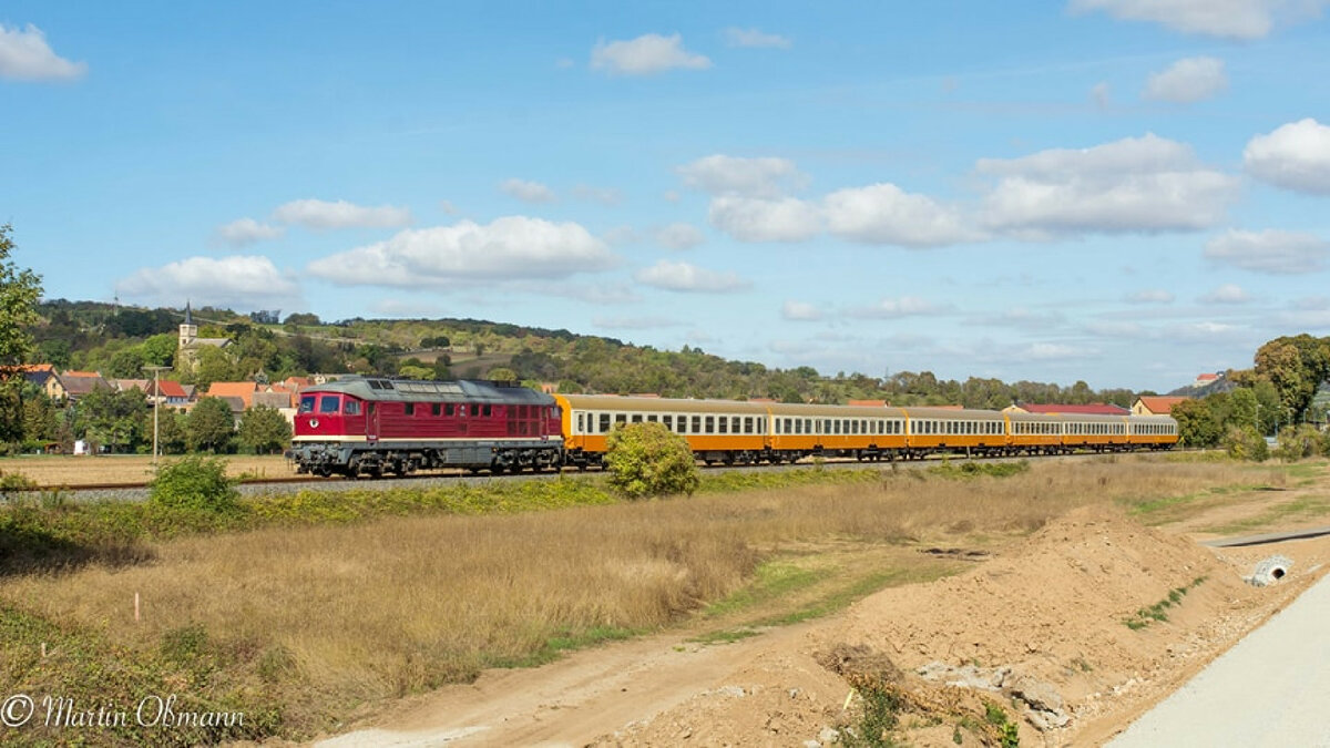 EBS 132 334-4 mit dem DLr 86577 von Karsdorf nach Erfurt Gbf, am 22.09.2019 bei Kleinjena. (Foto: Martin Oßmann)