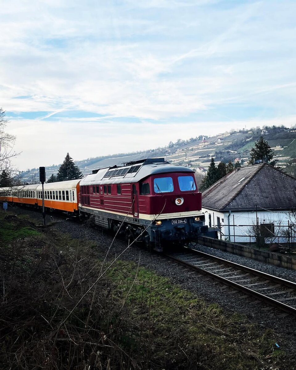 EBS 132 334-4 mit den EBS St�dteexpresswagen von Karsdorf nach Erfurt Gbf, am 10.02.2023 in Freyburg (U). Zur Biathlon Weltmeisterschaft in Oberhof kam er die darauffolgenden Wochenenden als Zusatzz�ge zwischen Erfurt Hbf und Zella-Mehlis zum Einsatz.(Foto: instagram.com/tiemopriese)