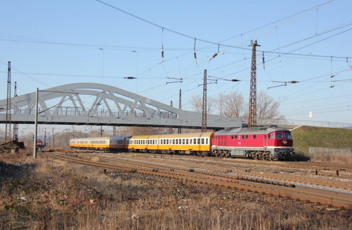 EBS 132 334-4 mit einem DLr nach Karsdorf, am 18.02.2019 in Naumburg Hauptbahnhof. (Foto: Wolfgang Krolop)