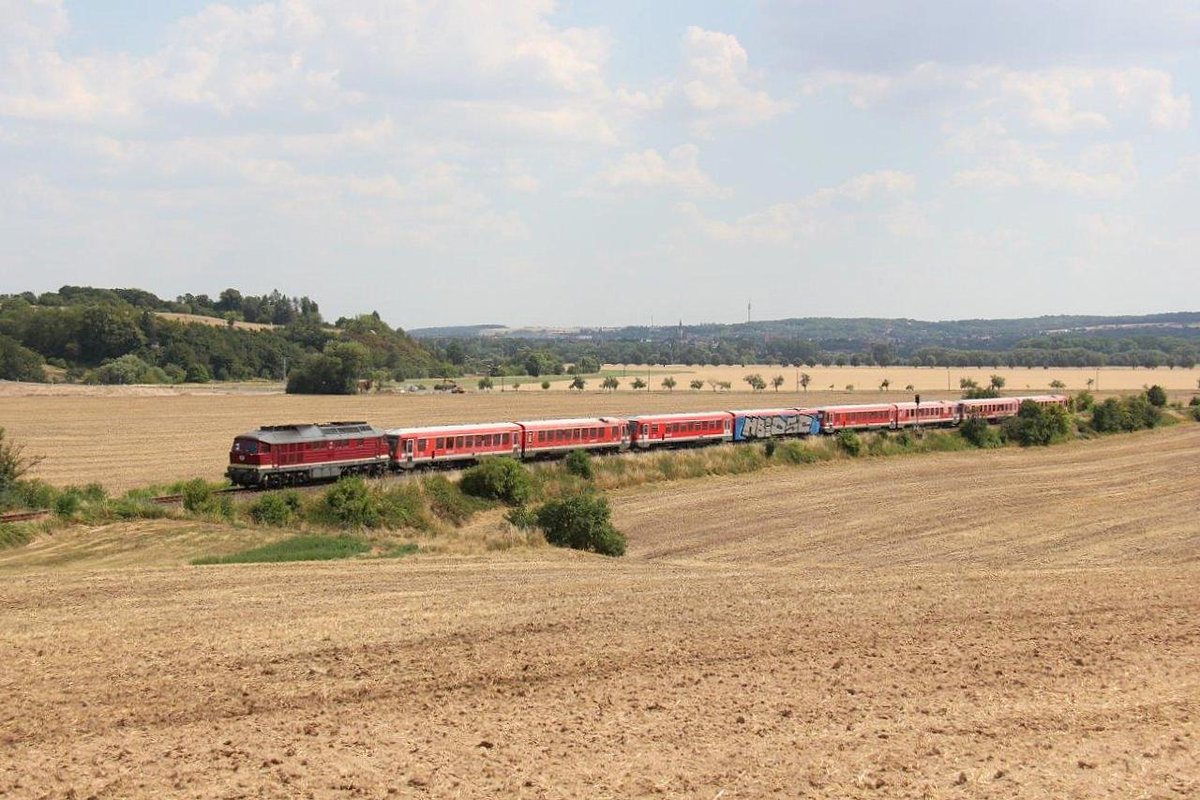 EBS 132 334-4 mit vier Triebwagen der BR 628 aus Ulm, am 17.07.2018 bei Kleinjena. (Foto: Wolfgang Krolop)