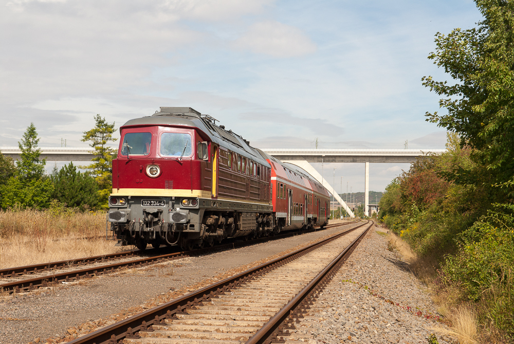 EBS 132 334-4 wartet am 20.08.2016 im ehem. Bahnhof Karsdorf auf die Rückfahrt als DPE 74381  FahrradExpress  nach Naumburg Hbf. (Foto: Silvio Vernaldi)