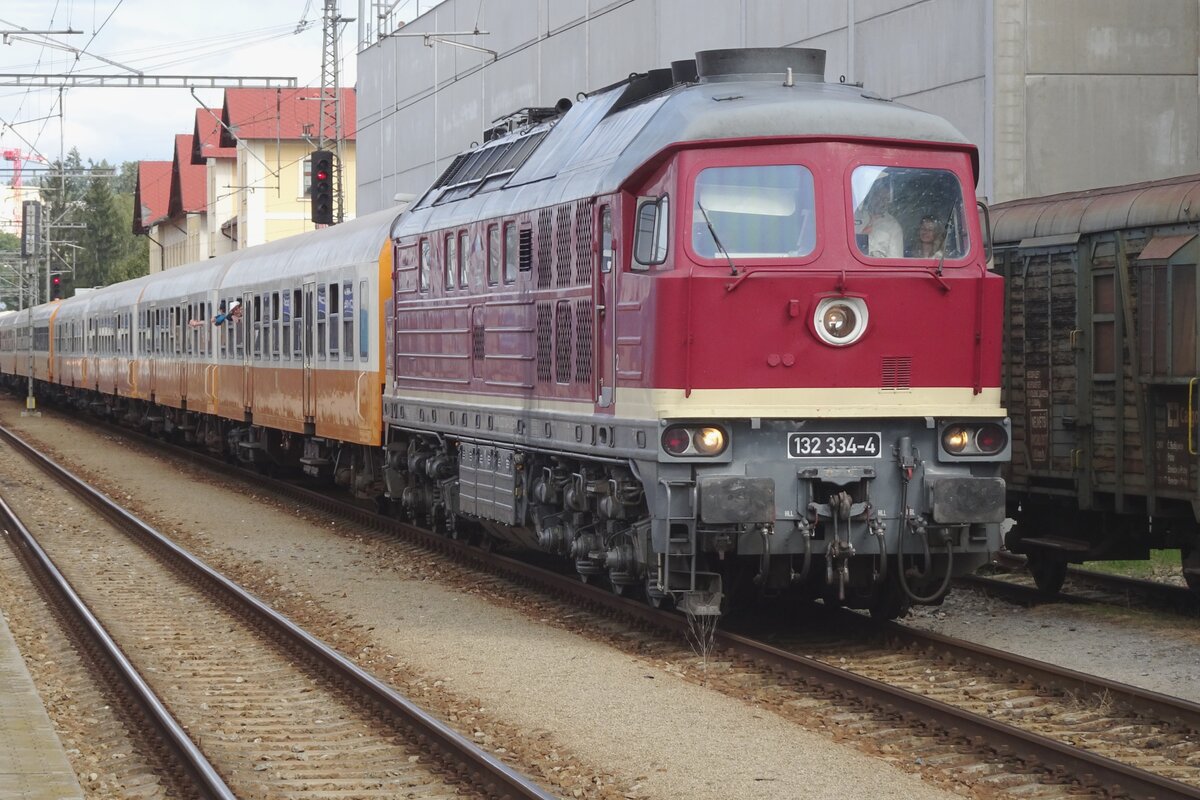 EBS 132 334 steht mit ein Retro Stdte-Expresszug am 10 September 2022 in Benesov u Prahy whrend das Bahnhofsfest STEAM53.