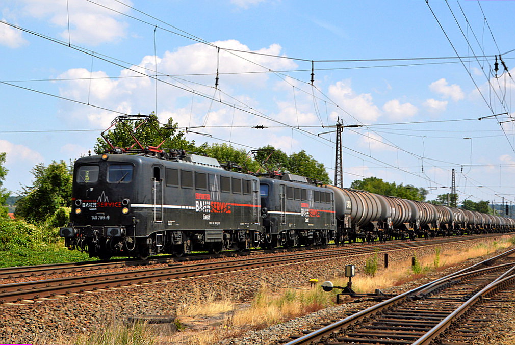 EBS 140 789 + 140 772 mit einem Kesselwagenzug von Zeitz nach Karlsruhe, am 18.07.2019 in Naumburg (S) Hbf. Die E-Traktion ist seit Merseburg am Zug. Bis dahin bespannte eine EBS 232 die Kesselwagen.