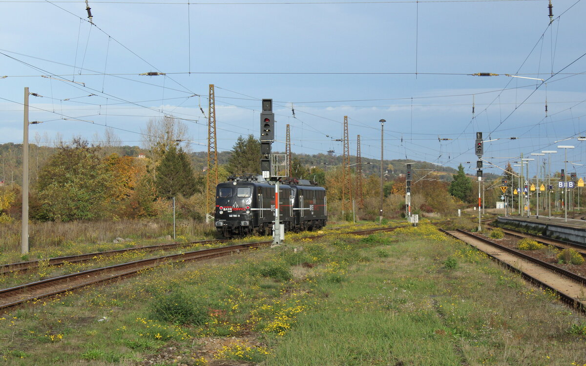 EBS 140 789-9 und 140 772 am 24.10.2022 in Naumburg (S) Hbf.