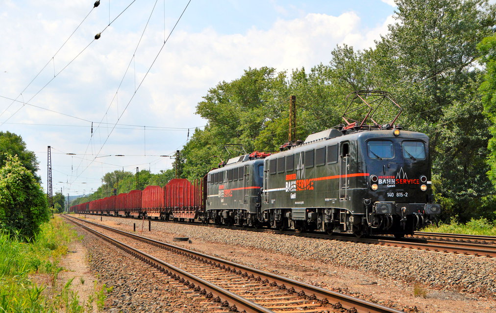 EBS 140 815 + 140 811 mit leeren Holzwagen Richtung Gro�korbetha, am 18.07.2019 in  Naumburg (S) Hbf.