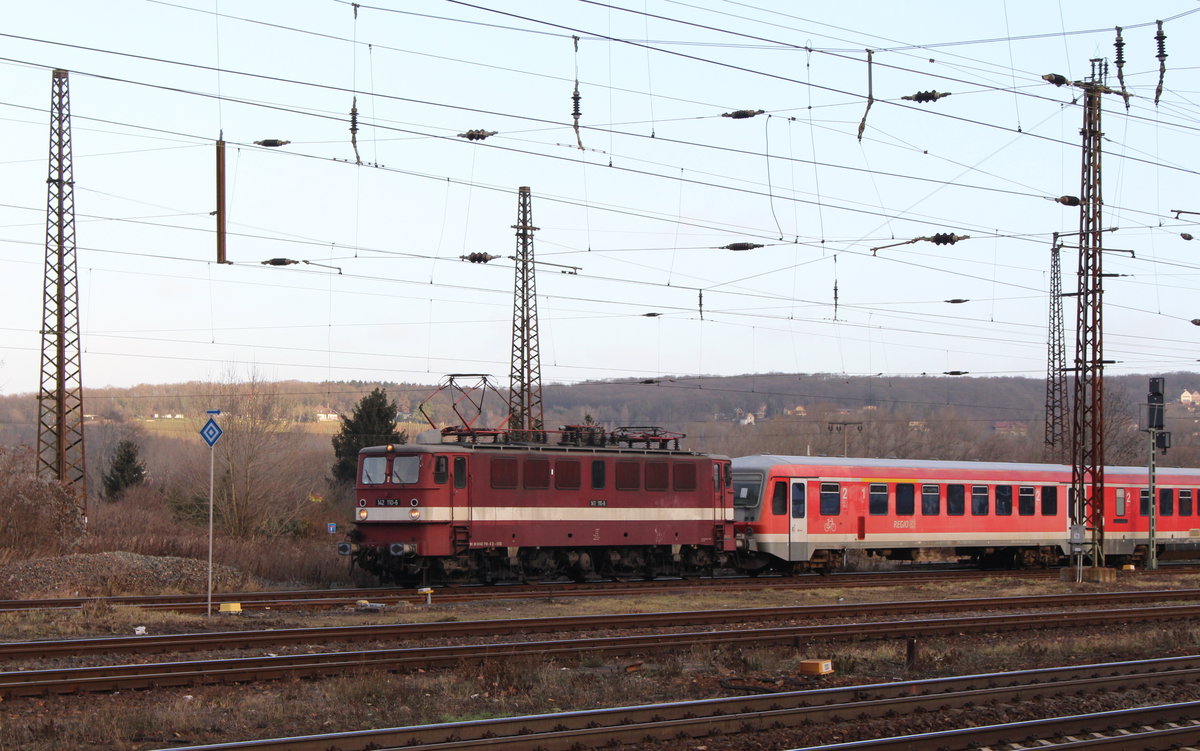 EBS 142 110-6 mit Triebwagen der BR 628, am 27.12.2016 bei der Ausfahrt Richtung Bad Kösen in Naumburg Hauptbahnhof. (Foto: Jens-Peter Ruske)
