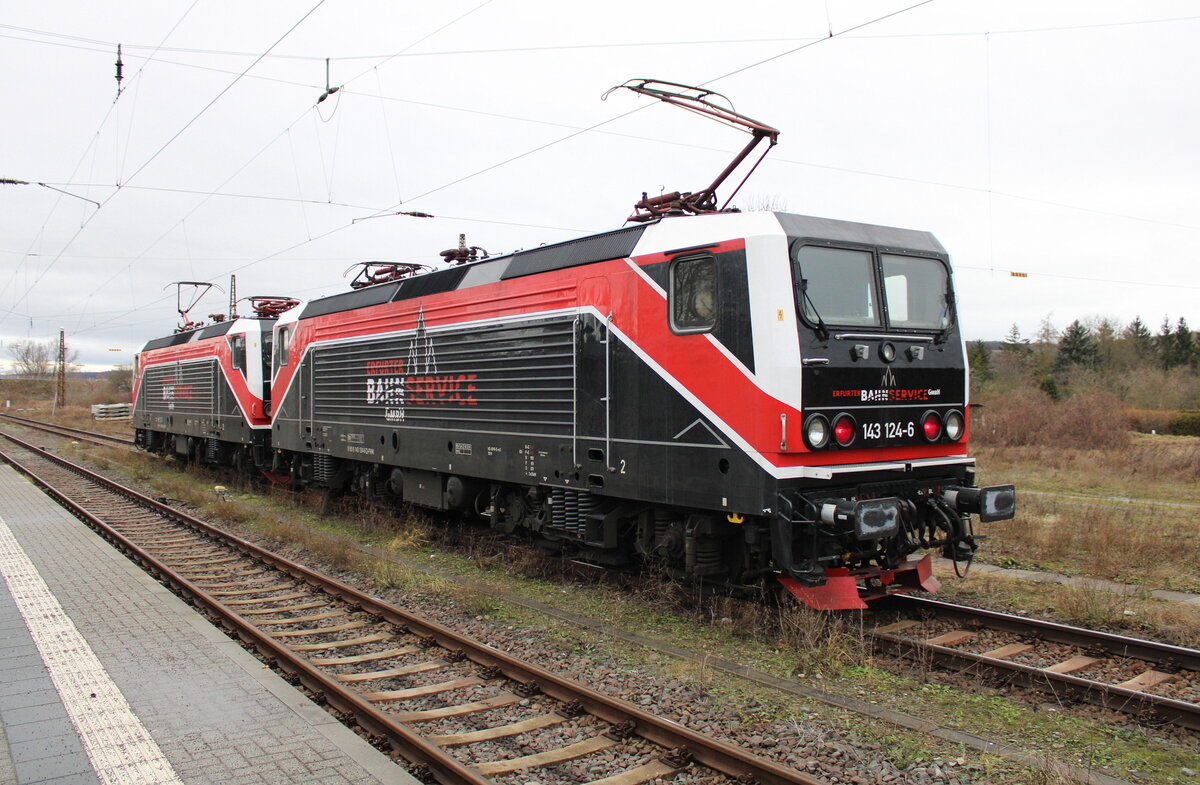 EBS 143 056-0 + 143 124-6 als Tfz Richtung Bad Kösen, am 02.01.2024 in Naumburg (S) Hbf.