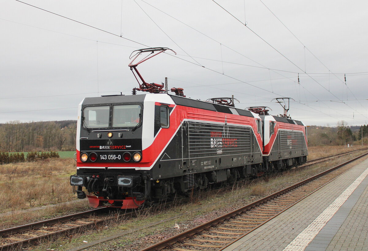 EBS 143 056-0 + 143 124-6 als Tfzf Richtung Bad K�sen, am 02.01.2024 in Naumburg (S) Hbf.