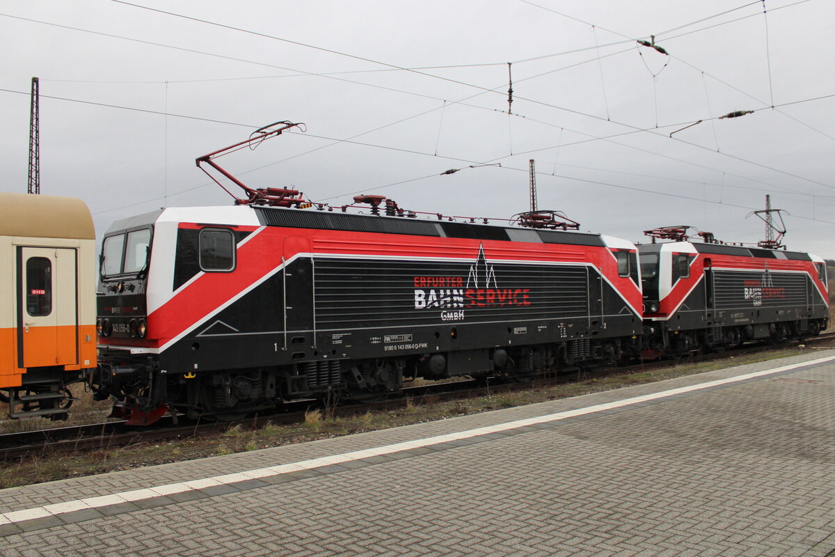 EBS 143 056-0 und 143 124-6 mit dem D-EBS 56 80 21-80 084-8 Bom am 02.01.2024 in Naumburg (S) Hbf.
